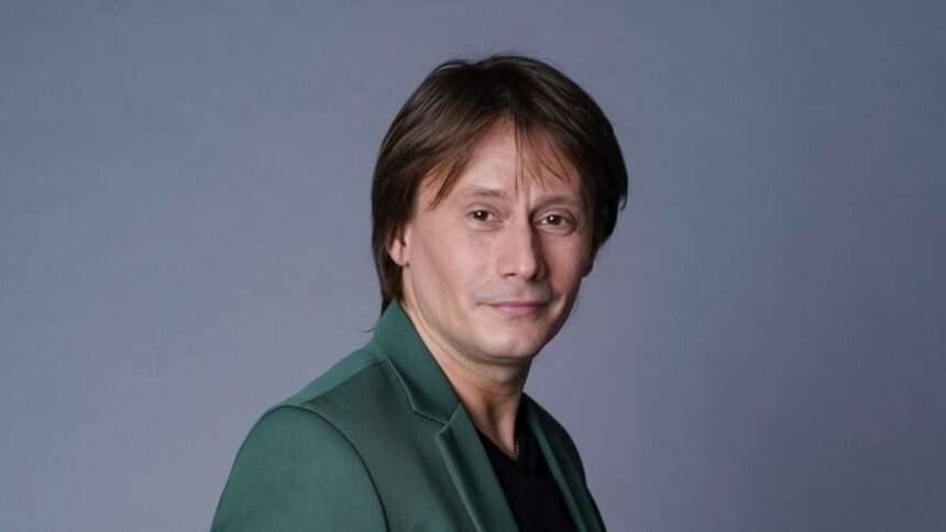 img-299 Marius Manole prezintă emisiunea „Întrebarea mesei rotunde” la ACASĂ!