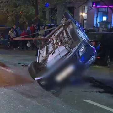 img-304 Accident grav în București: O mașină s-a răsturnat, după ce a fost lovită de o dubă