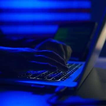 Metoda „mesaj de la şef”, schema prin care românii se pot trezi fără bani în conturi. Avertismentul specialiștilor