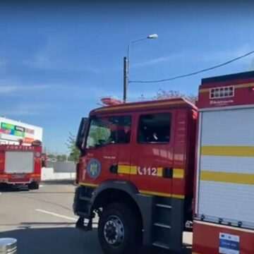 Incendiu violent în parcarea unui centru comercial din București. Sute de oameni, evacuați | VIDEO