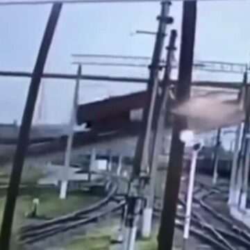 img-495 Prăbușirea unui pod din Rusia sub greutatea unui camion