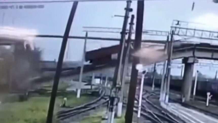 img-495 Prăbușirea unui pod din Rusia sub greutatea unui camion