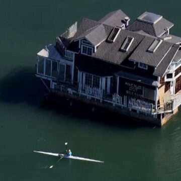 img-560 O casă plutitoare cu două etaje a surprins localnicii din San Francisco