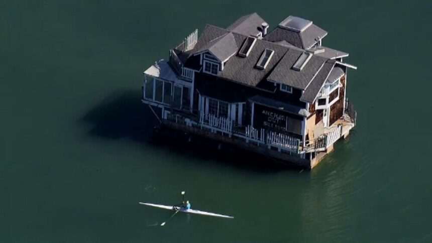 O casă plutitoare cu două etaje a surprins localnicii din San Francisco