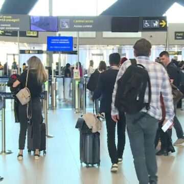 Cetățeni străini prinși cu acte false pe aeroporturile din România