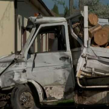 img-593 Accident în Bistrița. Doi tineri au ajuns la spital, după ce camioneta lor s-a izbit de o autocisternă cu argon