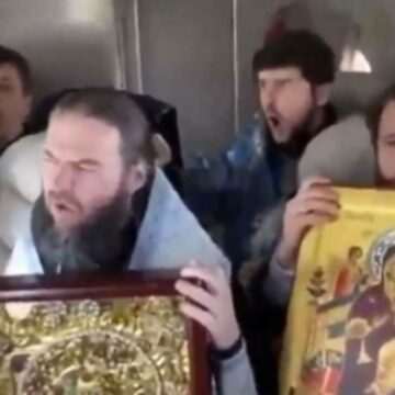 img-697 Inovație mistică în Rusia: Preoți sfințesc din avion împotriva inundațiilor