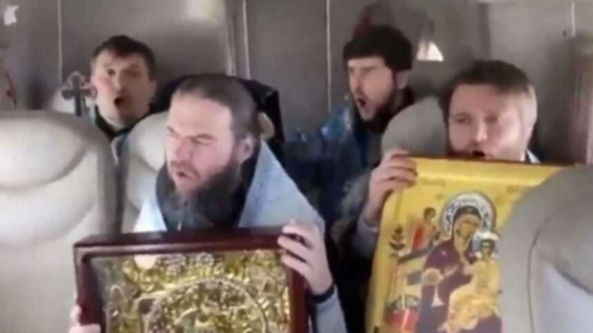 Inovație mistică în Rusia: Preoți sfințesc din avion împotriva inundațiilor