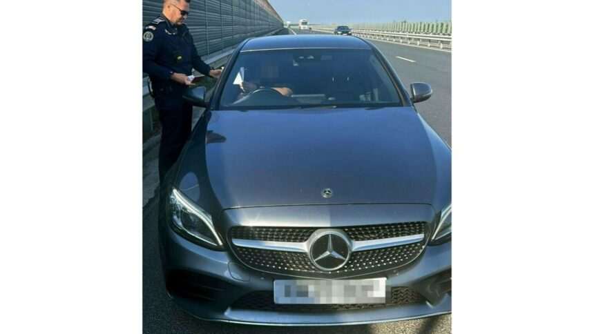 Polițiștii opresc un Mercedes de 27.000 de euro pe autostrada A1