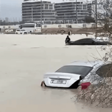 img-79 Românii blocați în Dubai din cauza inundațiilor, supărați pe autoritățile române