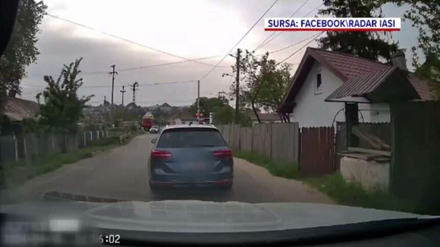 img-828 Doi șoferi din Iași, căutați de polițiști după ce au executat manevre imprudente pe calea ferată | VIDEO