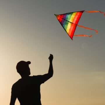 img-859 Pericolul jocului cu zmeul aproape de liniile electrice – Pățania unui tânăr din Mureș