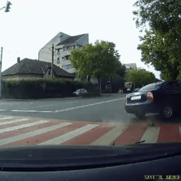 img-88 Doi pietoni au scapat ca prin minune după ce au fost loviți de o mașină