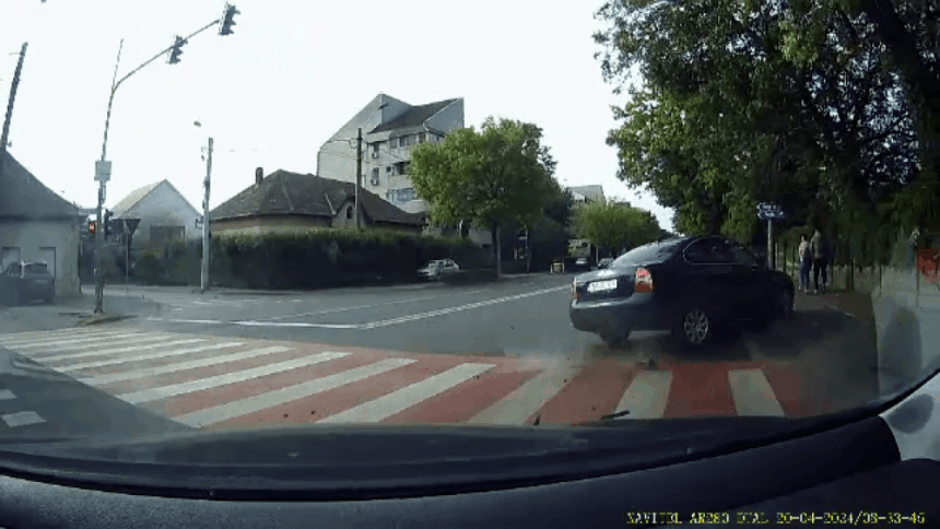 Doi pietoni au scapat ca prin minune după ce au fost loviți de o mașină