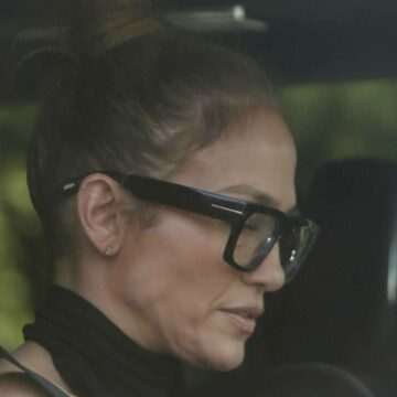 Jennifer Lopez s-a întors din vacanța la Paris. Cum a fost surprinsă de paparazzi în California