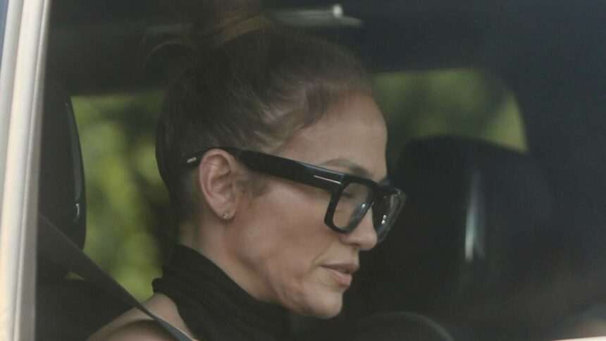 img-1040 Jennifer Lopez s-a întors din vacanța la Paris. Cum a fost surprinsă de paparazzi în California