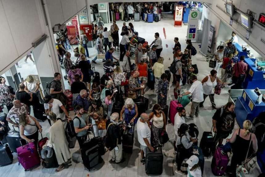 Haos pe aeroporturile din Europa: Zeci de români, batjocoriți și lăsați în voia sorții