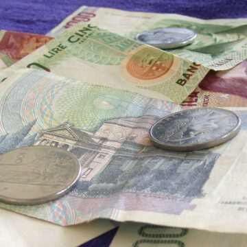 img-1071 Surorile din Italia care au descoperit un munte de bani în beciul casei bunicului lor