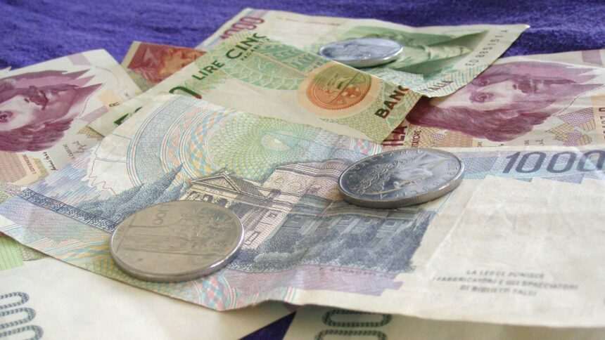 img-1071 Surorile din Italia care au descoperit un munte de bani în beciul casei bunicului lor