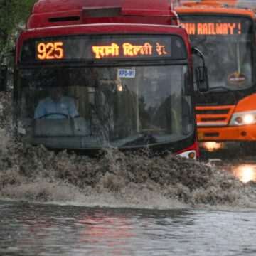 Ploile torențiale afectează India: 11 persoane au murit în New Delhi