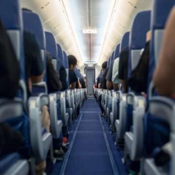 img-142 Pasager dat jos din avion și amendat pentru fumatul unei țigări electronice