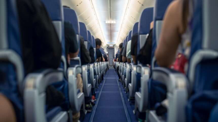 img-142 Pasager dat jos din avion și amendat pentru fumatul unei țigări electronice