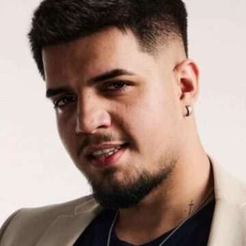 Babasha, manelistul care a urcat pe scenă la concertul Coldplay. A fost huiduit de public