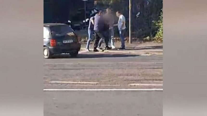 Prinși în flagrant doi bărbați care încercau să vândă un kilogram de droguri