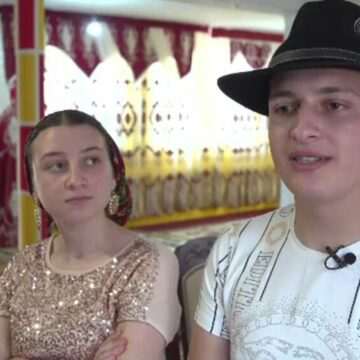 Tânărul din comunitatea de căldărari care a reușit să termine liceul și să devină tată la 18 ani