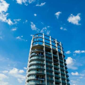 Propunere: Un zgârie-nori înalt de 1 kilometru care funcționează ca o baterie uriașă, folosind gravitația