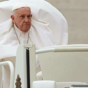 Arhiepiscopul ultraconservator acuză ”cancerul” și ”tirania” Bisericii Vaticanului