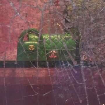 Hoții sparg un butic Chanel din Paris și fură marfă în valoare de milioane de euro