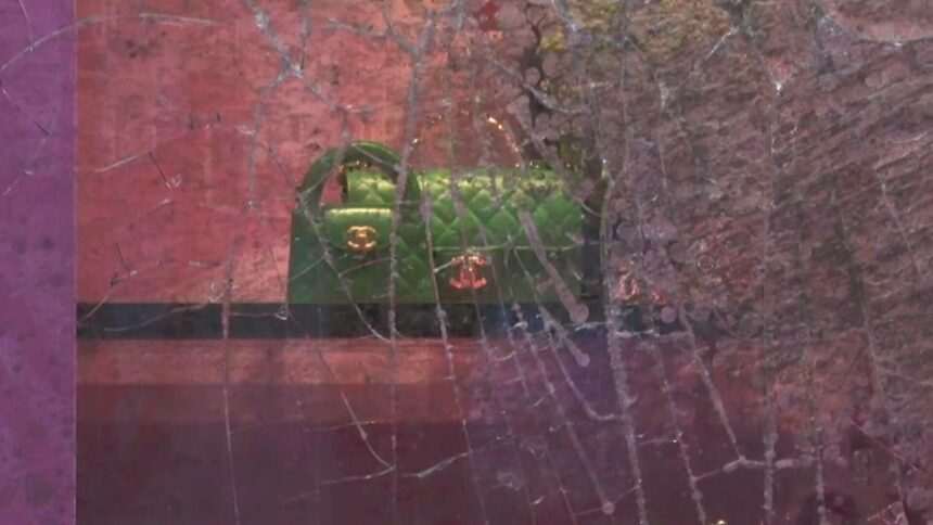 img-79 Hoții sparg un butic Chanel din Paris și fură marfă în valoare de milioane de euro