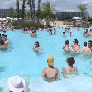 O zi de relaxare la piscine și parcurile acvatice