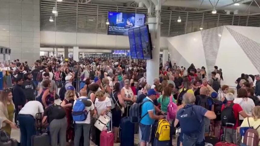 Haos în aeroporturi din cauza unei pene informatice la Microsoft