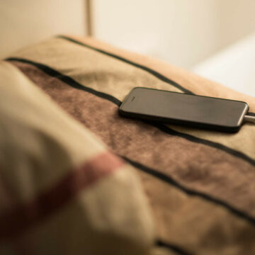 img De ce să nu lași telefonul la încărcat peste noapte