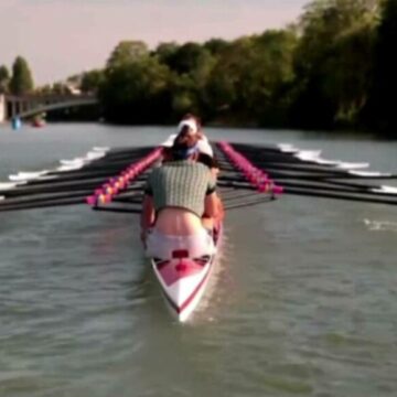 img Flacăra olimpică ajunge pe un afluent al Senei, purtată într-o ambarcațiune unică în lume