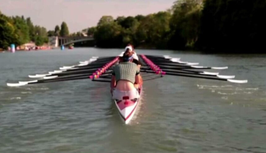 img Flacăra olimpică ajunge pe un afluent al Senei, purtată într-o ambarcațiune unică în lume