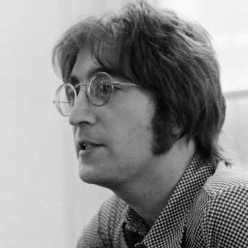 O pereche de ochelari oferiți de John Lennon și fotografii cu membrii Beatles la licitație