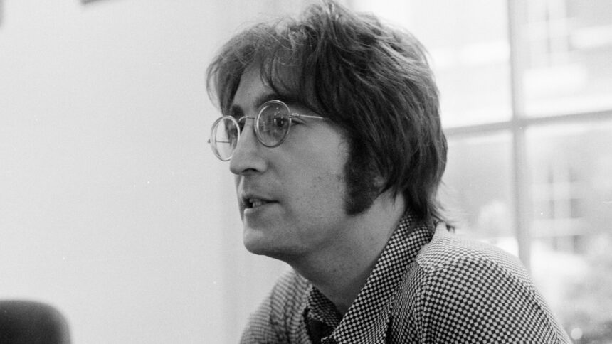 img O pereche de ochelari oferiți de John Lennon și fotografii cu membrii Beatles la licitație