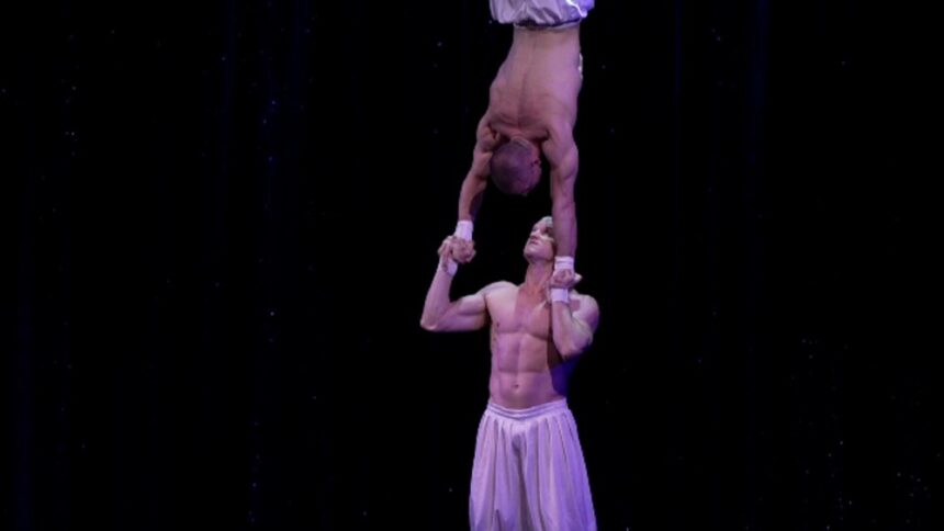 img Acrobați români pe scena iconică de la Moulin Rouge