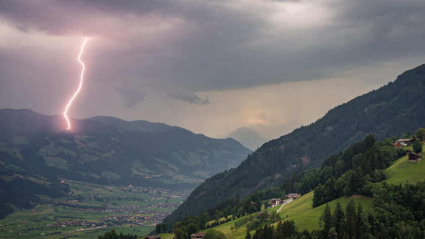 img Tragedie în Munții Balcani: Fetiță de 11 ani și tatăl său loviți de fulger