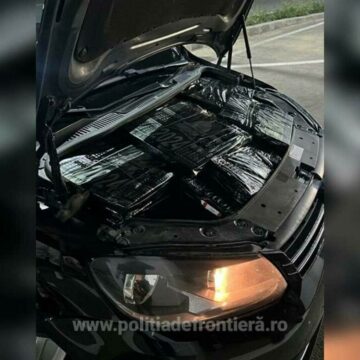 img Descoperire șocantă a polițiștilor din Iași: 9.000 de țigarete ascunse sub capota unei mașini