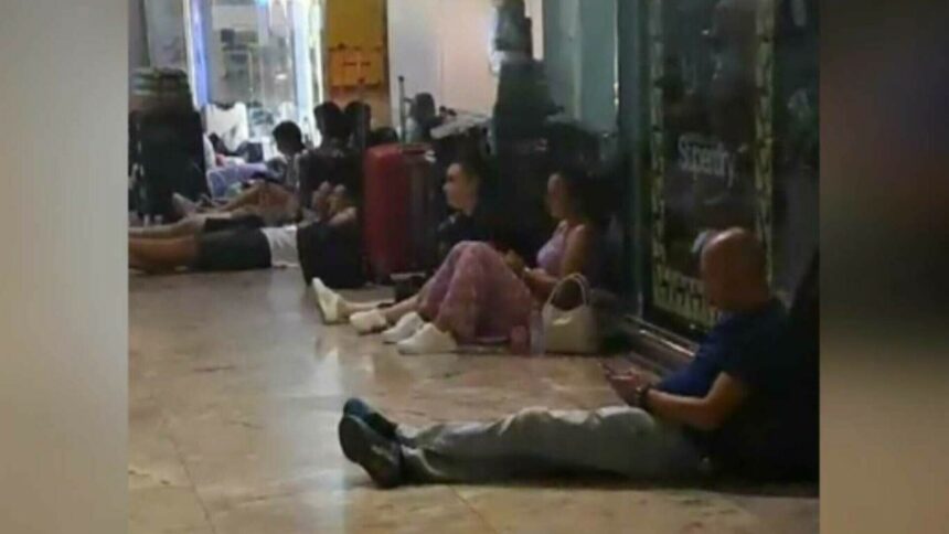 Românii blocați în aeroporturi: stresați și umiliți