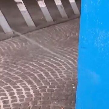 Peretele care respinge urina și îi împroșcă înapoi pe cei care îl folosesc ca toaletă