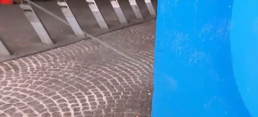 Peretele care respinge urina și îi împroșcă înapoi pe cei care îl folosesc ca toaletă