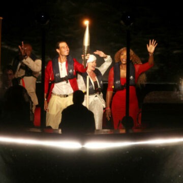 img Nadia Comăneci, Serena Williams și Rafael Nadal duc flacăra olimpică la Grădinile Tuileries