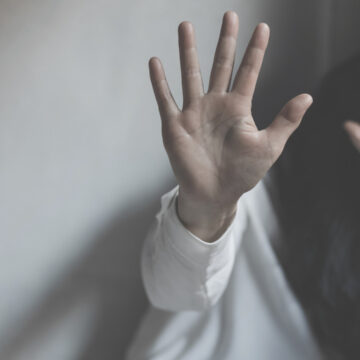 img Româncă din Italia arsă pe față cu fierul de călcat de iubitul ei