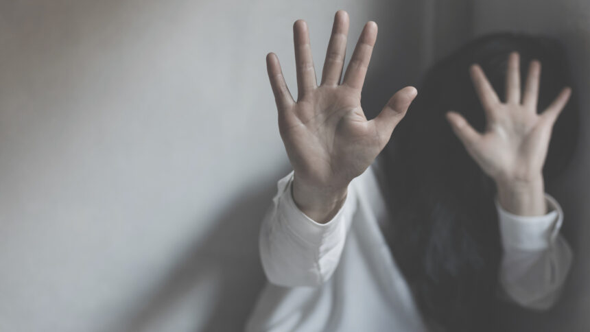 img Româncă din Italia arsă pe față cu fierul de călcat de iubitul ei