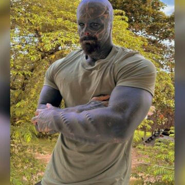 Dependența de tatuaje: povestea francezului care a devenit „un extraterestru negru”